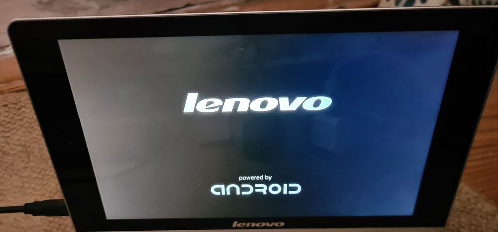 Tableta Lenovo cu picior
