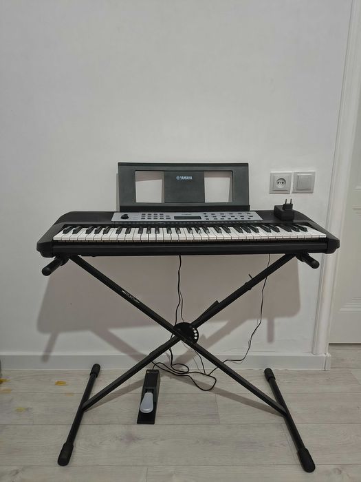 Продаю тройку: синтезатор Yamaha + стойка + sustain педаль