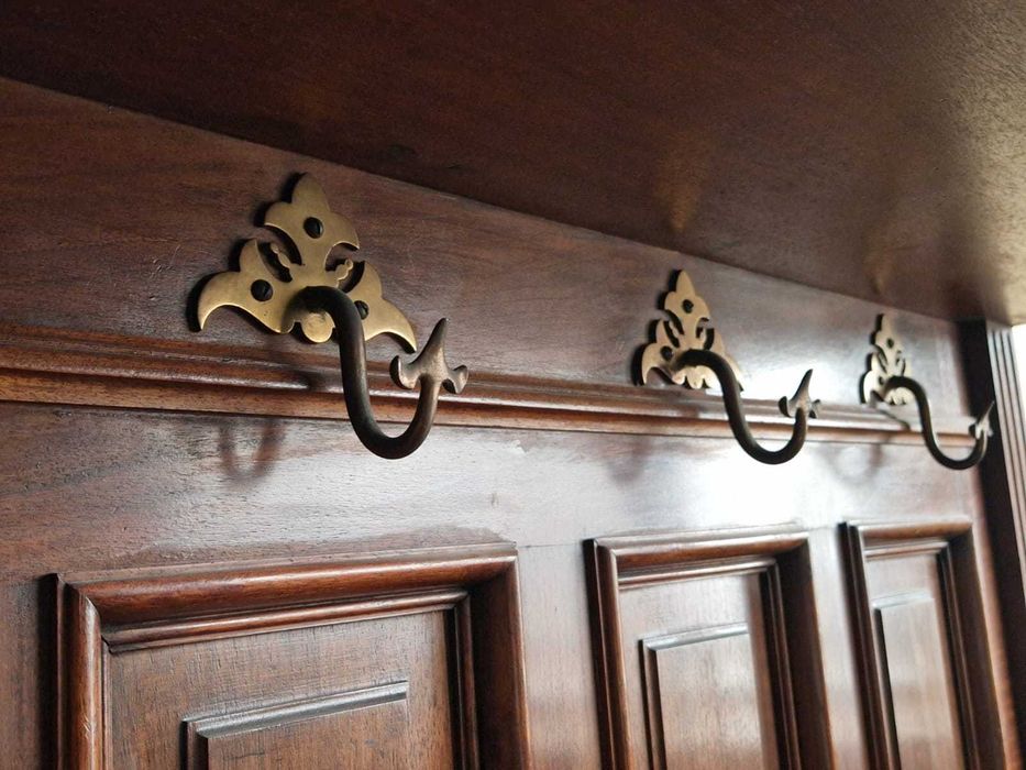 Уникален дъбов бюфет с 4 броя месингови закачалки и красива дърворезба