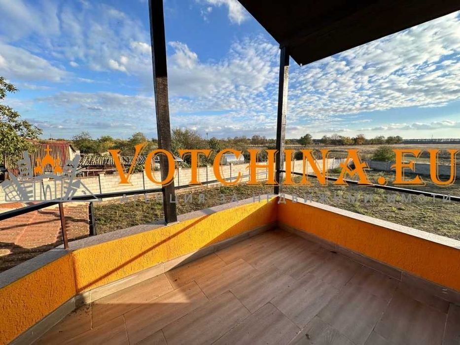 Двуетажна къща с просторен двор в село Соколово!