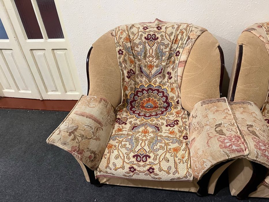 Divan kreslo yaxshi holatda zalda turgan