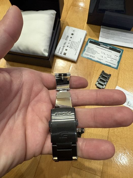 Продавам часовник Casio Edifice ECB 40