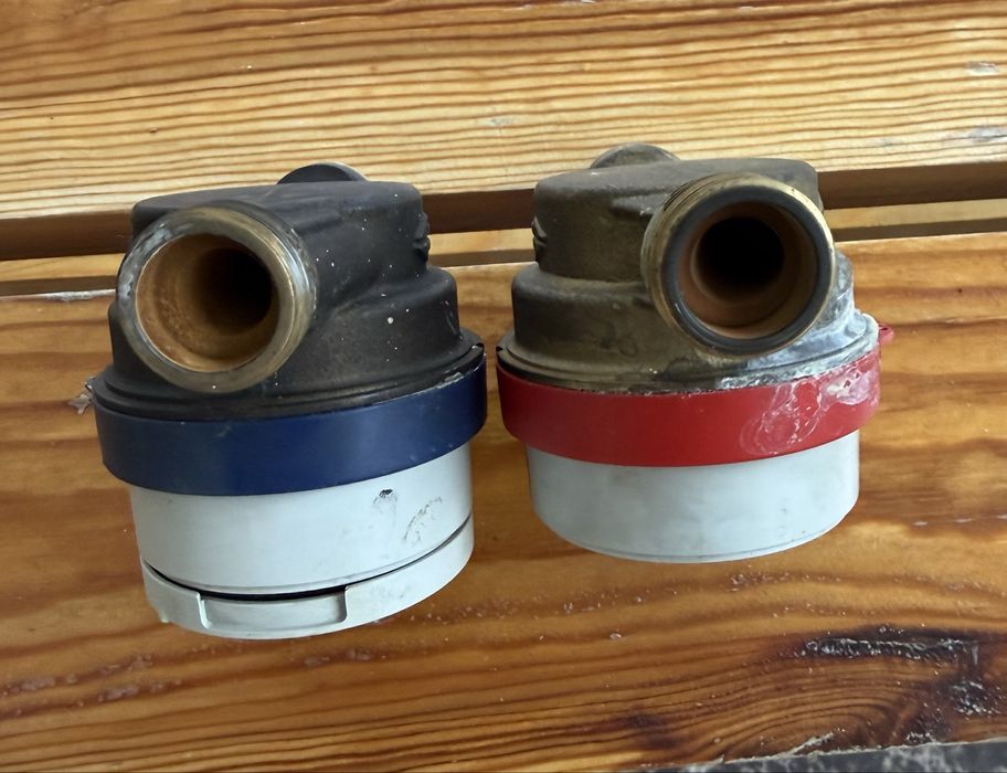 Счётчики холодной и горячей воды.