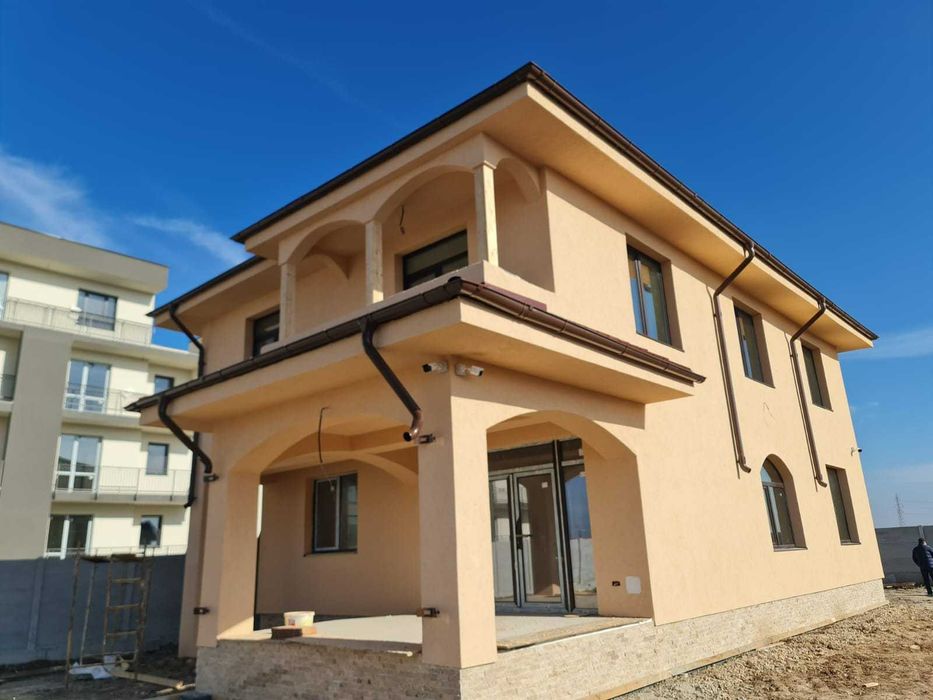 Constructii case la rosu si la cheie