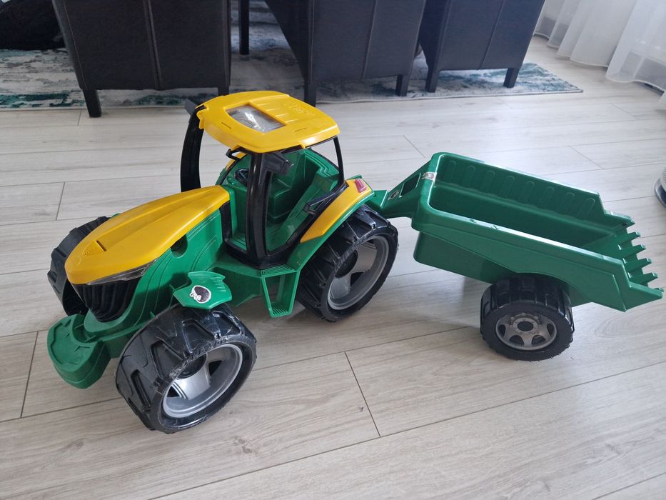 Tractor cu remorca Lena, CADOU 4 baloți