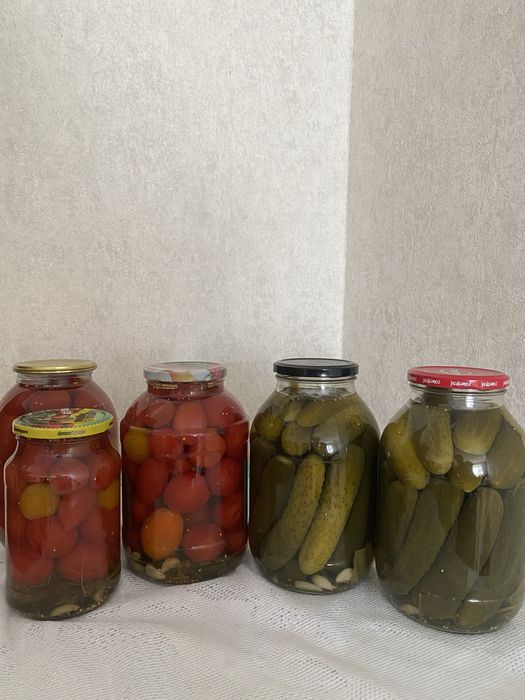 Домашние соленья(огурцы, помидоры)