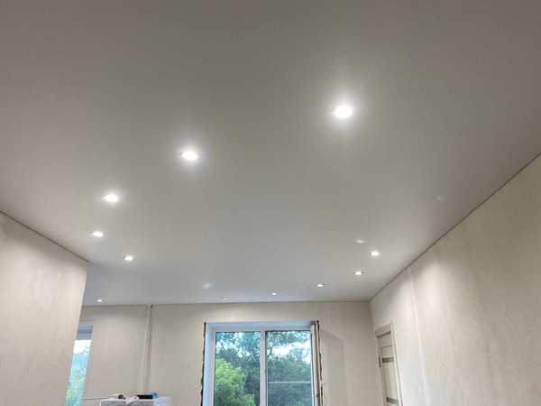 Дизайн одноуровневых натяжных потолков фото Дизайн одноуровневых натяжных потолков фото