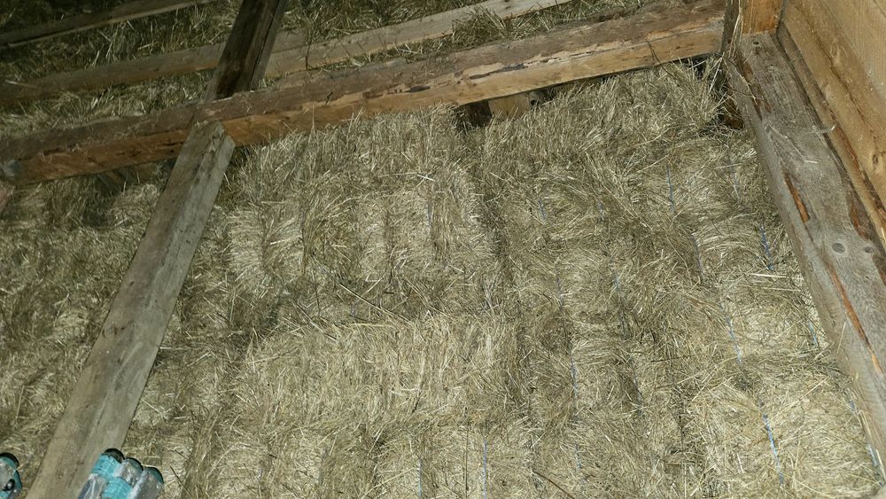 Vând baloți de fân