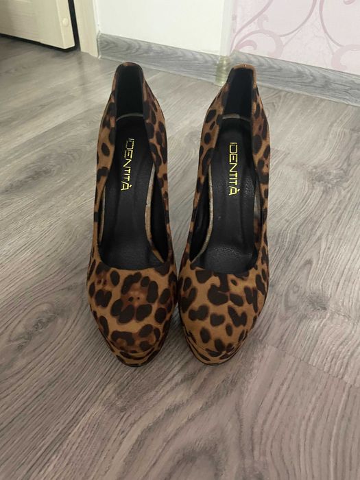 Продам новые туфли замшевые