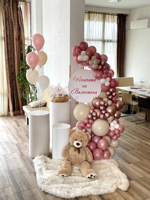 Украса с балони за бебешка погача