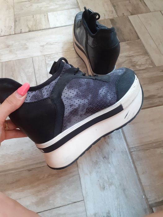 Adidasi cu platforma, in stare foarte buna