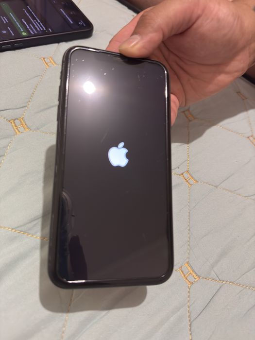 Продам Iphone xr 64гб с коробкой.