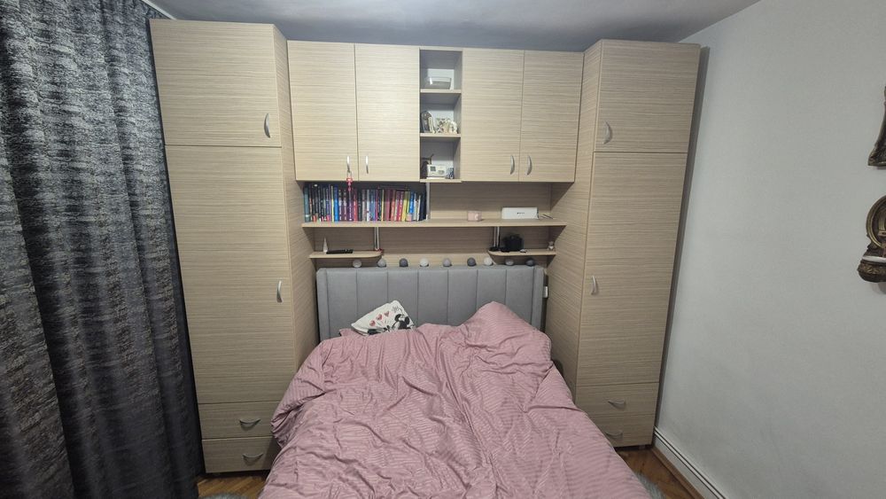 Vand mobilă de tineret