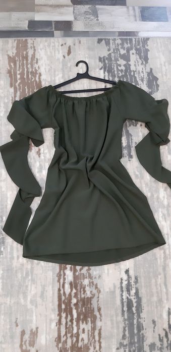 Къса рокля с ефектни ръкави