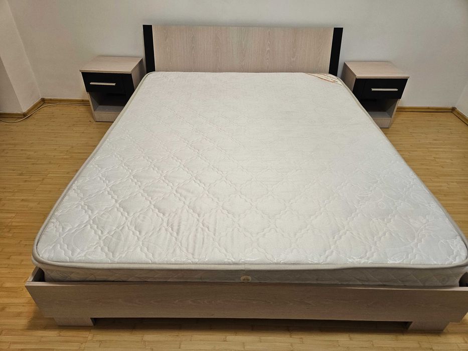 Pat de mijloc + 2 noptiere - stare foarte buna