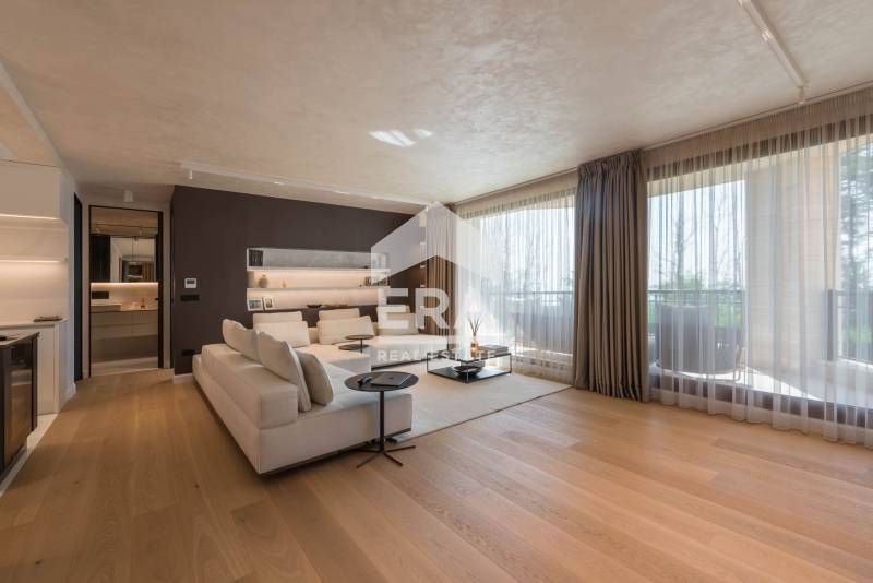 Тристаен, дизайнерски обзаведен, южен апартамент за продажба, с открит