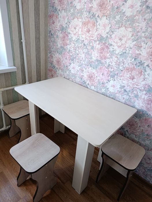 Продам стол и табуретки для кухни