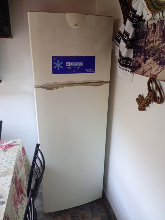 Vând frigider Indesit cu două uși.
