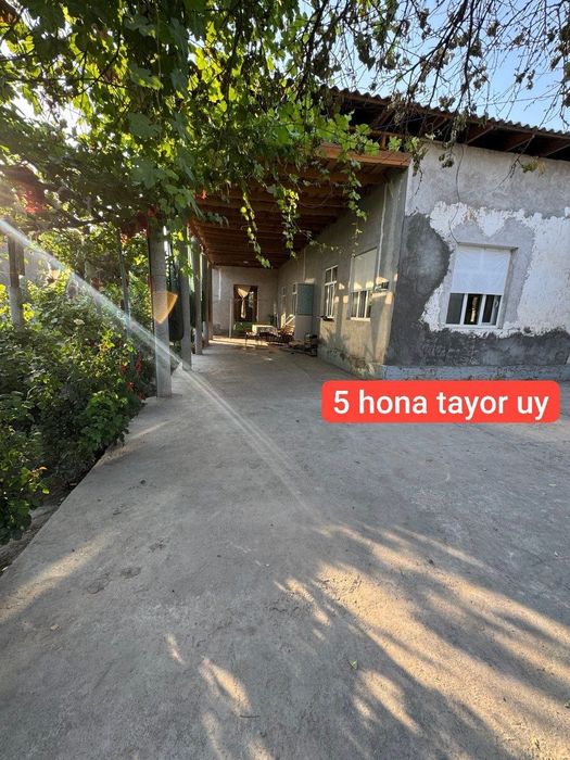 9 sotixlik 5 xona tayor uy va 4 xona bitmagan uy Gaz svet ichimlik suv