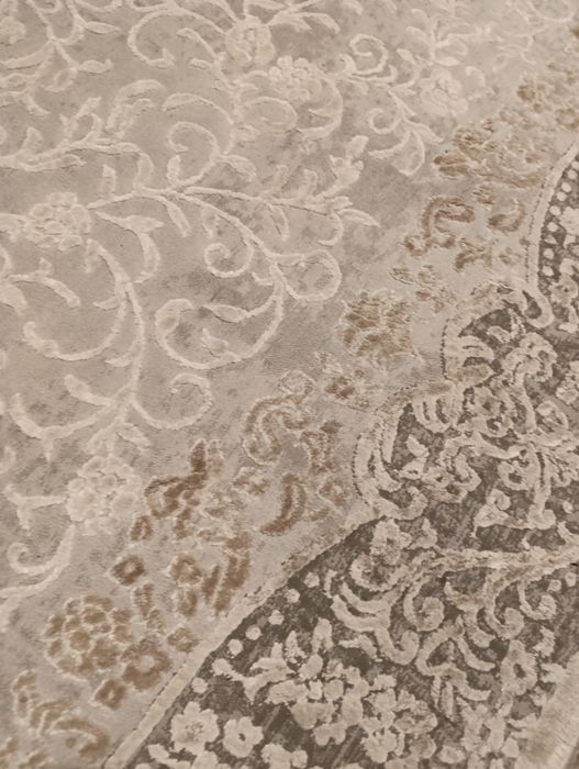 Ковер плотный но мягкий с выбитым рисунком