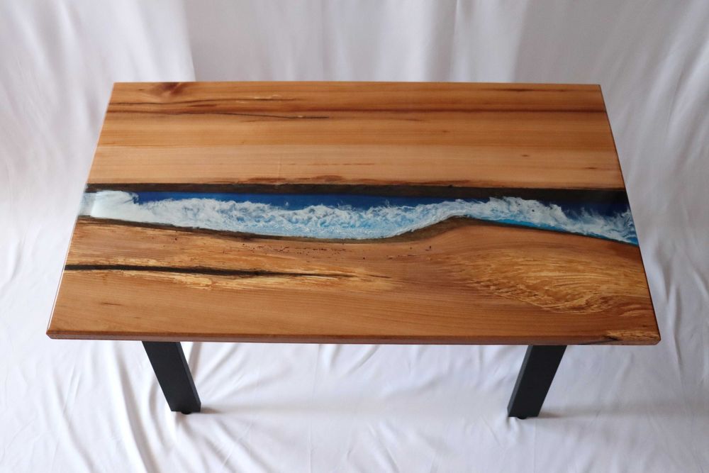 Măsuță de cafea din cireș și rășină epoxidică – River Table unicat