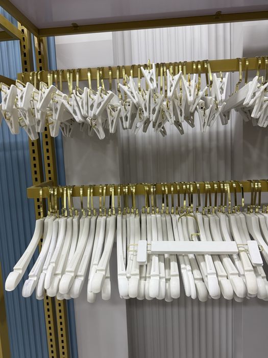 Вешалки для одежды в магазинах