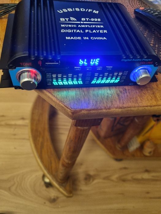 Vand amplificator 4×40 W, cu telecomanda nou in cutia originala.
Are următoarele funcții:
1. Radio digital pe frecventa FM
2. Bluetooth, prin interm