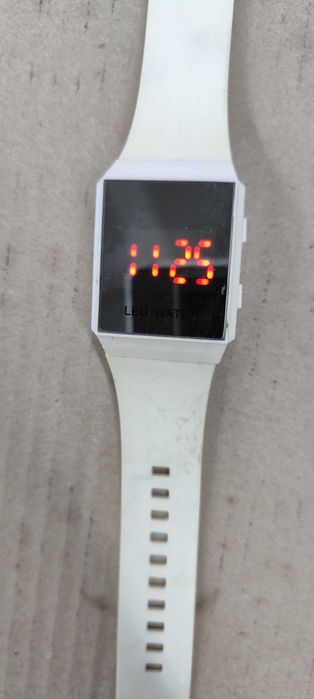 ceas digital cu leduri LED WATCH curea alba functioneaza perfect