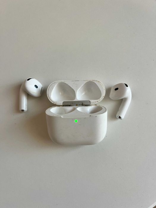 Слушалки AirPods 4