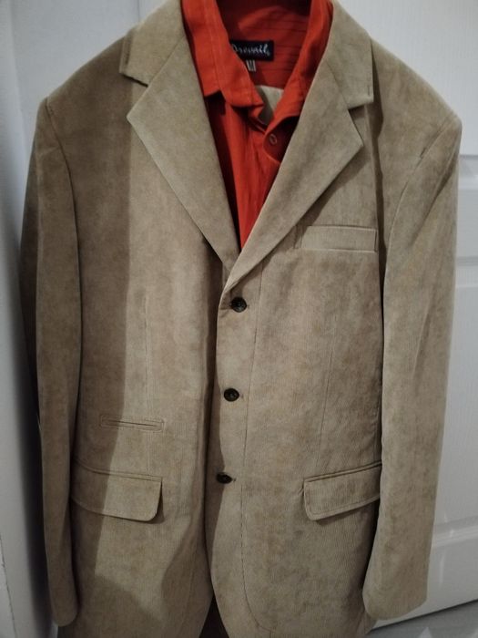 Mъжки костюм!Сако, пантолон, риза и вратовръзка. Цвят-Бежево!