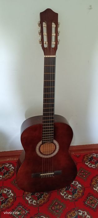 Classic gitara, razmeri 40
Sifatli, xolati a'lo darajada