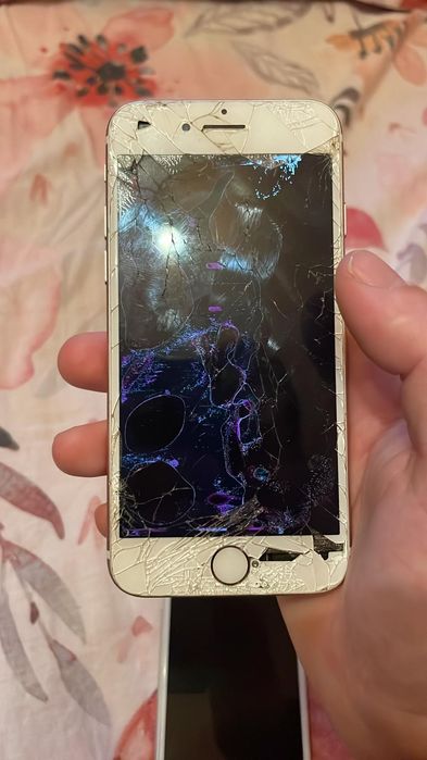 Vând două iPhone 7 cel roz e 120 cel gri 199 lei