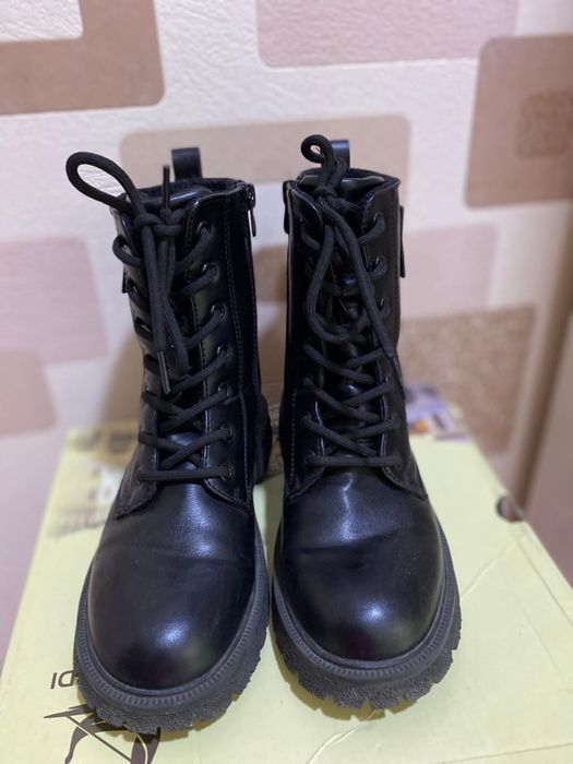 Продам весенние ботинки для девочки