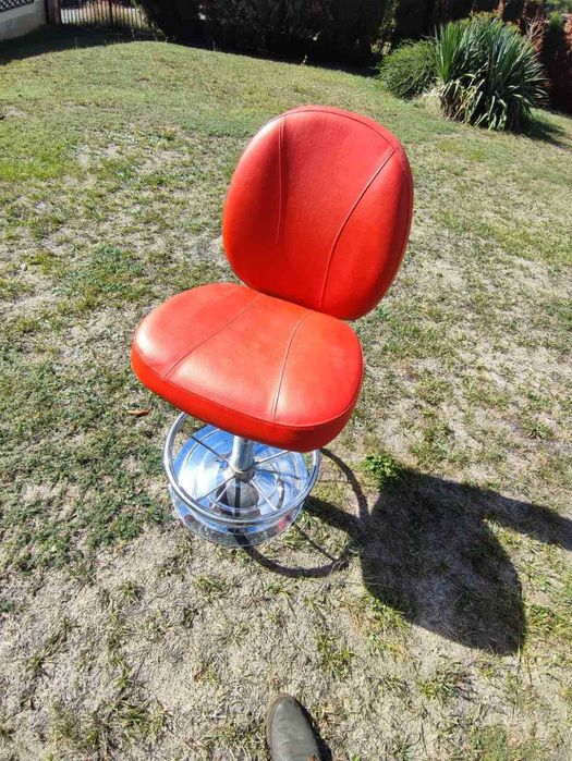 Червени кожени бар столове