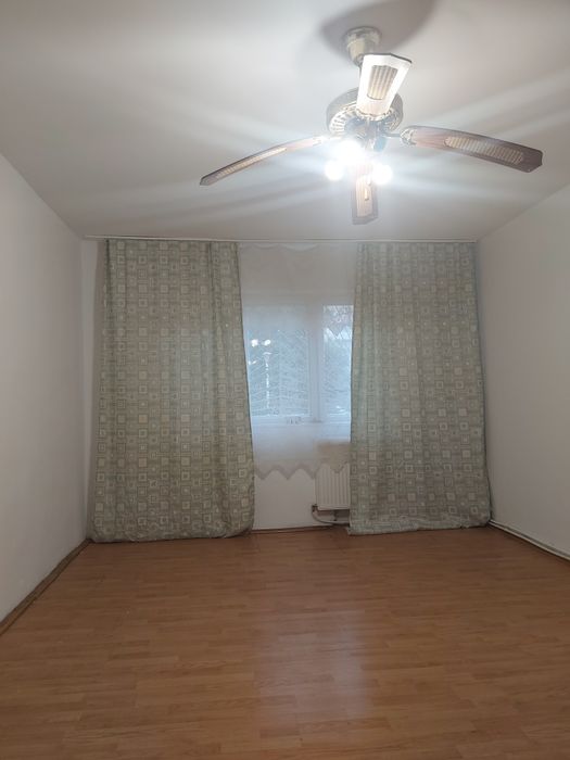 Închiriez apartament cu 2 camere