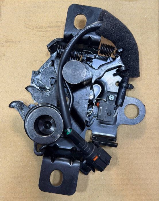 Замок капотa BYD Han