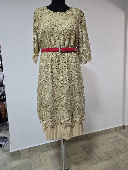Rochie aurie din dantela croșetata cu pliuri la baza