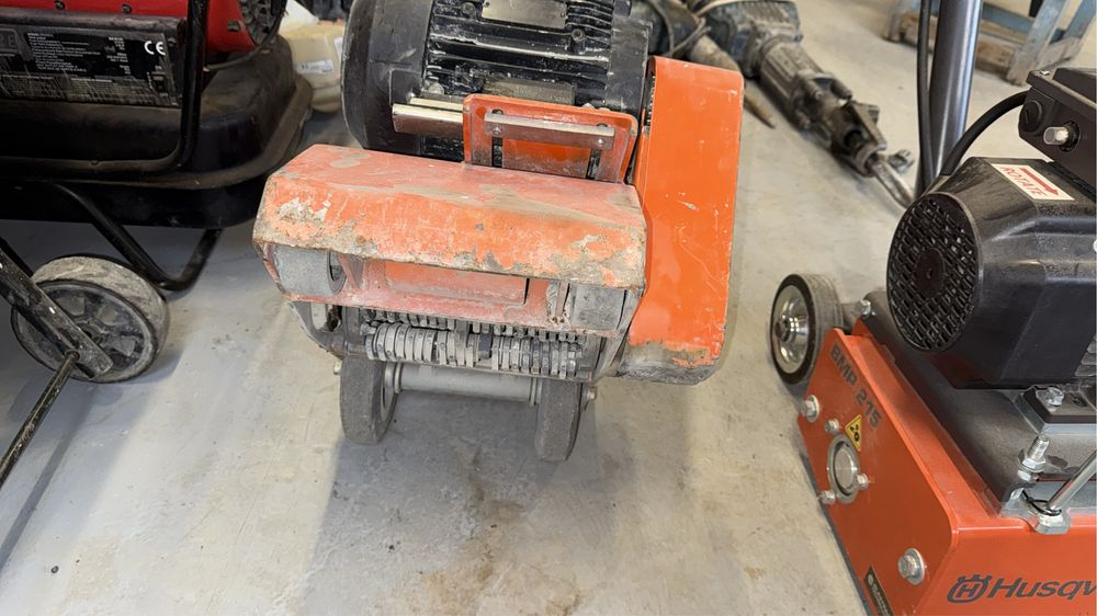 Inchiriez scarificator slefuitor beton