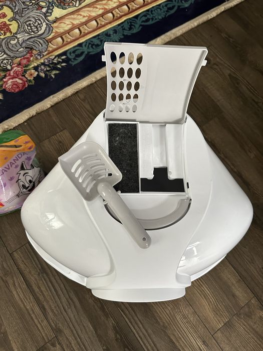 Litiera pentru pisici acoperita