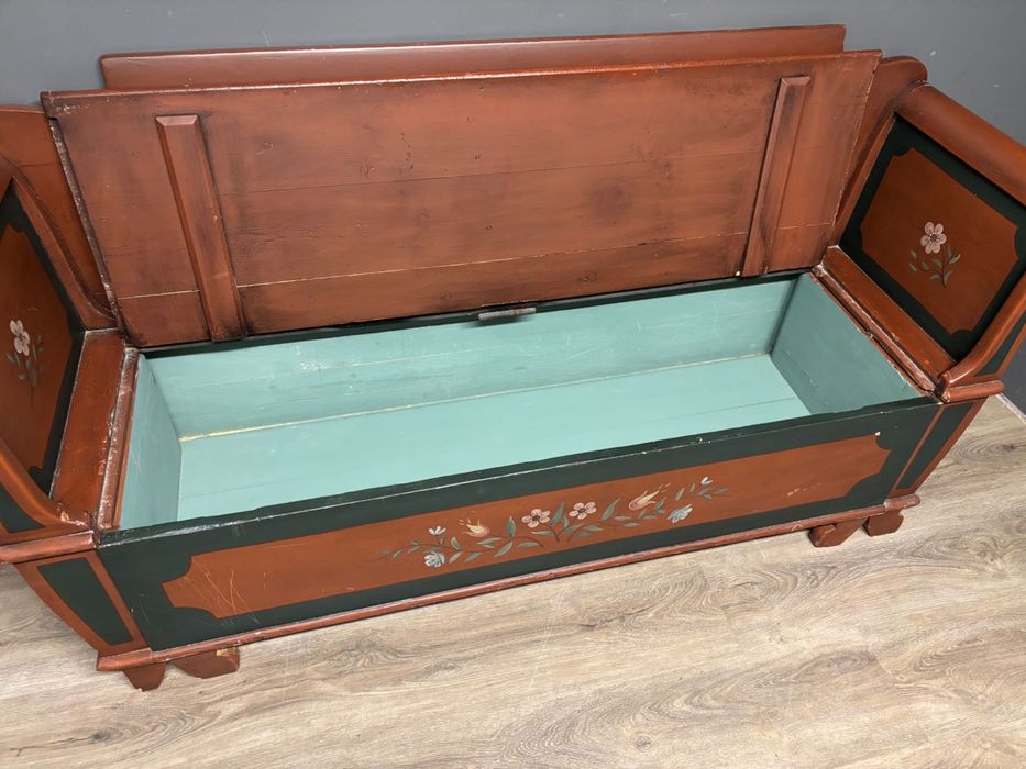 Banca antica cu lada de depozitare