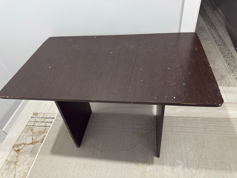 Продаётся кухонный стол.