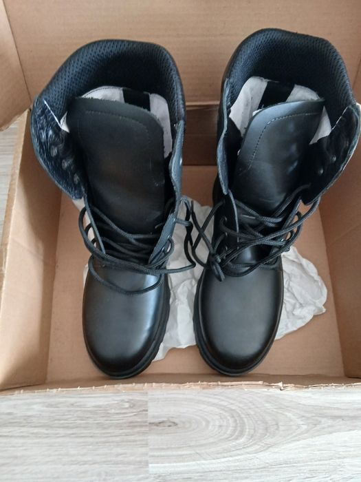 Vând bocanci militari noi din piele