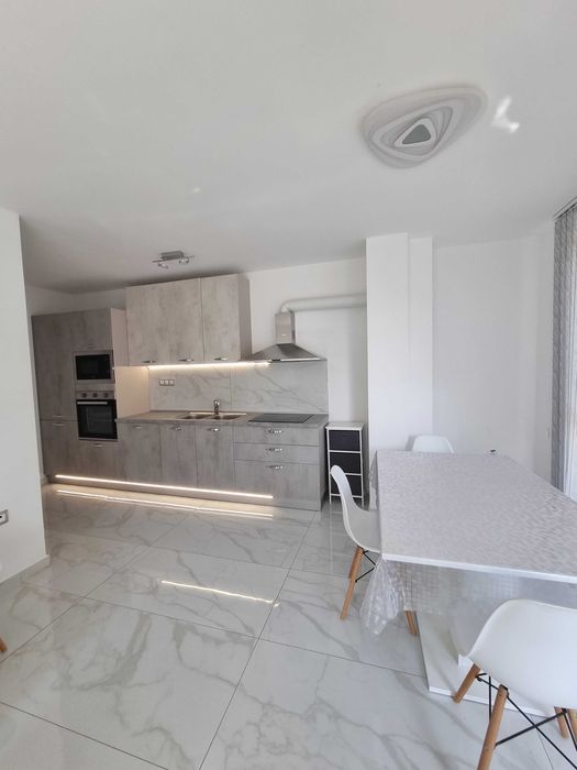 Дава се под наем Тристаен апартамент в Стара Загора, Център - 88 кв.м за 510 € - Снимка #1