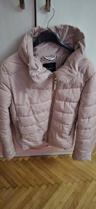 Geaca Bershka roz pudra si cu capison