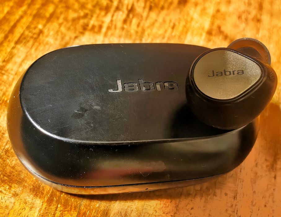 Jabra Elite 7 Pro, дясната слушалка и кейсът  за зарежданене