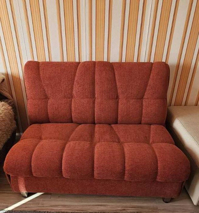 Двуместен диван, удобен за по-малки пространства.