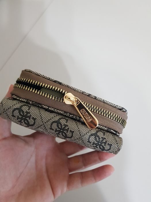 Guess mic potrivit la geanta mica