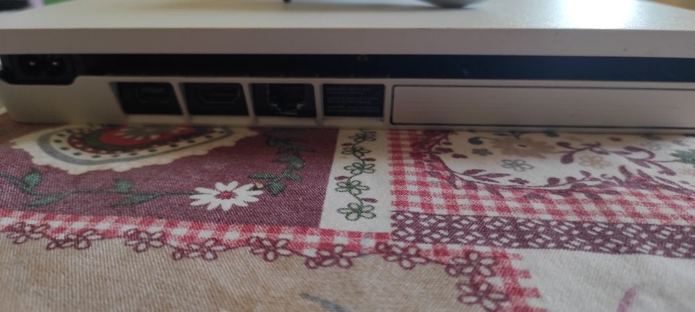 Playstation 4 slim ps4