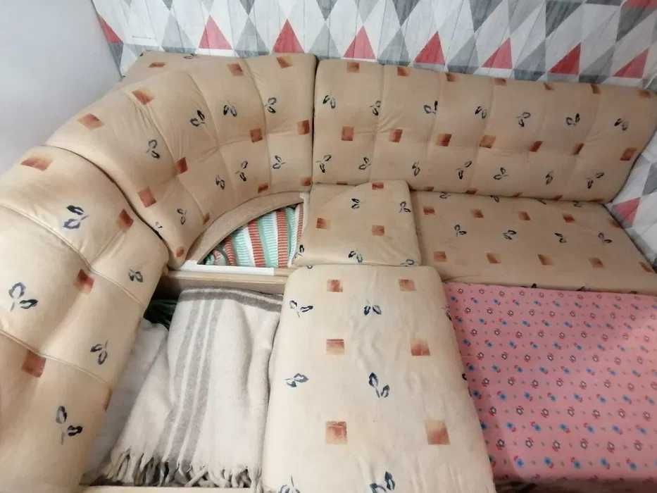 Разтегателен диван/ кушетка/ легло с вградена ракла