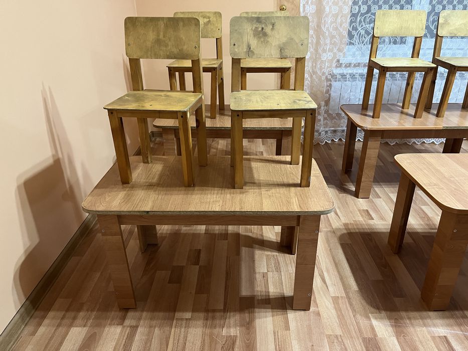 Деревянные детские стол и стулья